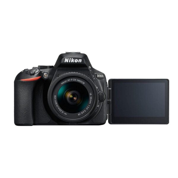 Nikon D5600 + AF-P 18-55 VR on kuvattu eteenpäin, ja sen LCD-näyttö on käännetty sivulle, jolloin objektiivi ja säätimet näkyvät.
