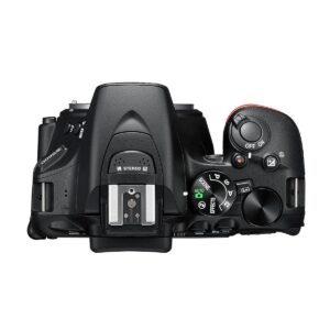 Nikon D5600 runko -mallin yläkuvassa näkyvät säätimet, painikkeet, tilanvalitsin, valotuskengän kiinnitys, virtakytkin ja osa objektiivista.