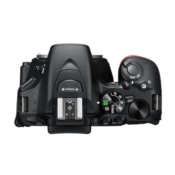 Nikon D5600 runko -mallin yläkuvassa näkyvät säätimet, painikkeet, tilanvalitsin, valotuskengän kiinnitys, virtakytkin ja osa objektiivista.