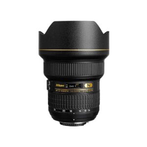 A Nikon AF-S Nikkor 14-24mm f/2.8G ED -objektiivi ja vastavalosuoja on kuvattu pystyssä valkoista taustaa vasten. Objektiivissa on kultaiset ja valkoiset merkinnät mustalla rungolla.