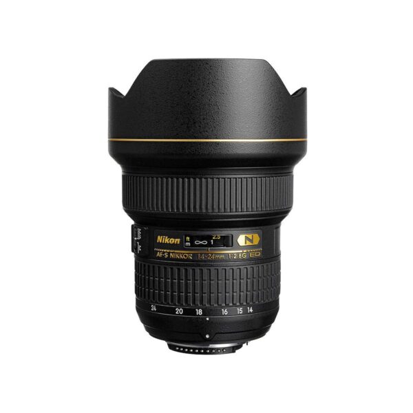 A Nikon AF-S Nikkor 14-24mm f/2.8G ED -objektiivi ja vastavalosuoja on kuvattu pystyssä valkoista taustaa vasten. Objektiivissa on kultaiset ja valkoiset merkinnät mustalla rungolla.