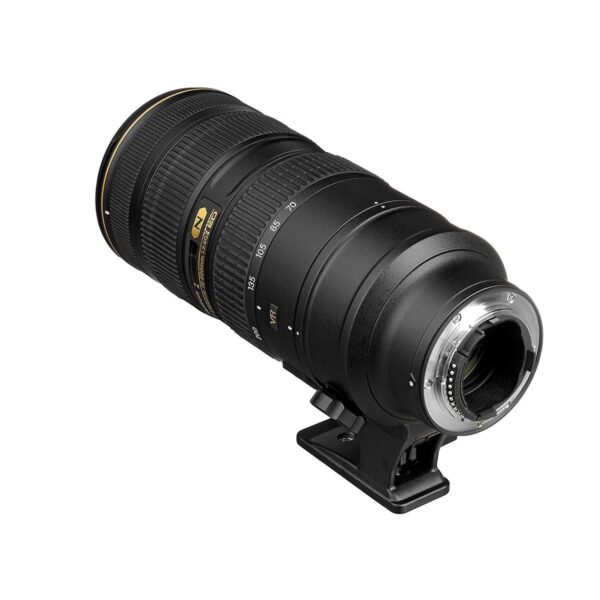 Nikon AF-S Nikkor 70-200mm f/2.8G ED VR II -teleobjektiivi, jossa on zoomaus- ja tarkennusrengas sekä jalustakiinnityskaulus, on kuvattu valkoisella taustalla kulmassa, ja siinä on näkyviä kultaisia korostuksia ja objektiivin merkintöjä.