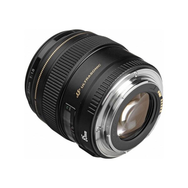Canon EF 85mm f/1.8 USM -objektiivi on kuvattu kulmassa valkoisella taustalla, ja sen lasielementit, tarkennusrengas ja elektroniset koskettimet ovat näkyvissä.