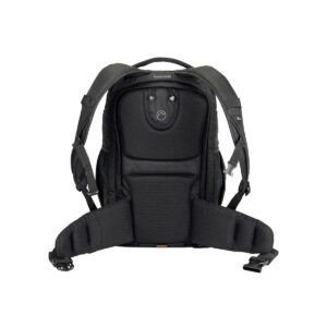 Lowepro Flipside 500 AW -laukussa, joka on kuvattu takaa valkoista taustaa vasten, on pehmustetut olkahihnat, pehmustettu selkäpaneeli mukavuuden lisäämiseksi ja leveä vyötärövyö, jossa on solki, joka antaa lisätukea.
