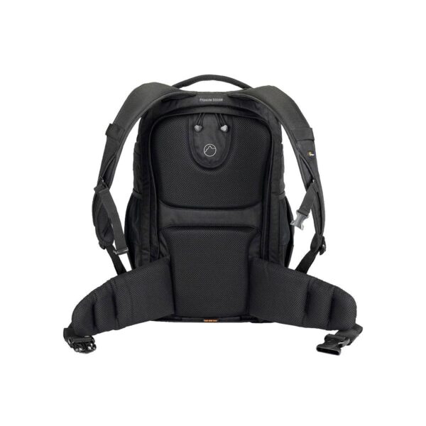 Lowepro Flipside 500 AW -laukussa, joka on kuvattu takaa valkoista taustaa vasten, on pehmustetut olkahihnat, pehmustettu selkäpaneeli mukavuuden lisäämiseksi ja leveä vyötärövyö, jossa on solki, joka antaa lisätukea.