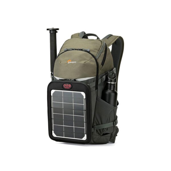 Lowepro_Flipside_Trek_350_001 Lowepro Flipside Trek 350 -kamerareppu on esitetty valkoisella pohjalla, ja siinä on harmaa ja vihreä kuvio, jossa on musta aurinkopaneeli etutaskussa, sivuun kiinnitetty kolmijalka ja metallinen vesipullo sivutaskussa.