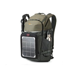 Vihreä ja harmaa Lowepro Flipside Trek 450 -kamerareppu, jossa on ruostumattomasta teräksestä valmistettu vesipullo yhdessä sivutaskussa, taitettu kolmijalka toisessa ja aurinkopaneeli kiinnitettynä etupuolelle.