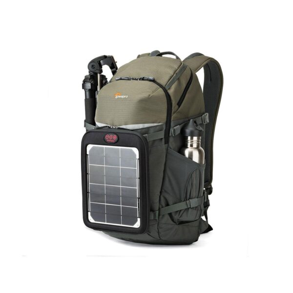 Vihreä ja harmaa Lowepro Flipside Trek 450 -kamerareppu, jossa on ruostumattomasta teräksestä valmistettu vesipullo yhdessä sivutaskussa, taitettu kolmijalka toisessa ja aurinkopaneeli kiinnitettynä etupuolelle.