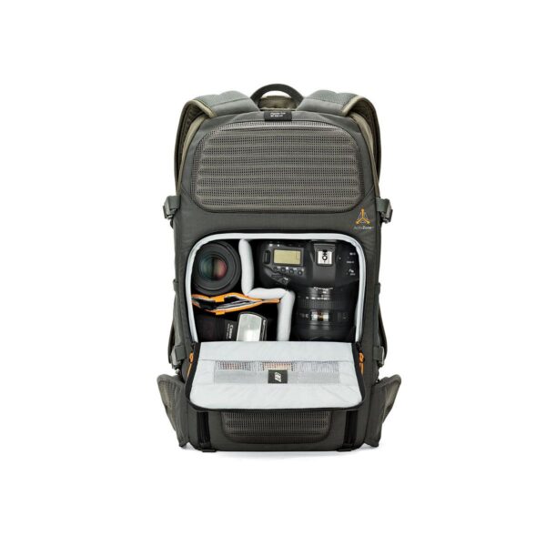 Lowepro Flipside Trek 450 -kamerareppu, jonka harmaa etuläppä on avattu, paljastaa siististi järjestetyt lokerot kameran rungolle, objektiiveille ja lisävarusteille valkoista taustaa vasten.