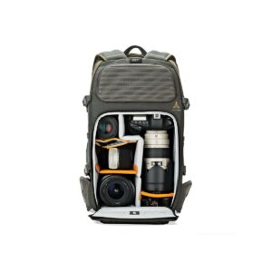 Lowepro Flipside Trek 450 -kamerareppu on auki ja vetoketju auki, ja siinä näkyvät siististi järjestetyt kamerarungot, objektiivit ja tarvikkeet pehmustetuissa lokeroissa. Harmaa reppu seisoo pystyasennossa tavallista valkoista taustaa vasten.