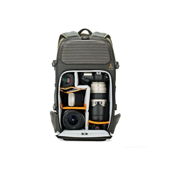 Lowepro Flipside Trek 450 -kamerareppu on auki ja vetoketju auki, ja siinä näkyvät siististi järjestetyt kamerarungot, objektiivit ja tarvikkeet pehmustetuissa lokeroissa. Harmaa reppu seisoo pystyasennossa tavallista valkoista taustaa vasten.