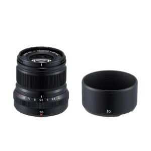 Fujifilm Fujinon XF 50mm f/2 R WR -objektiivi, musta näkyy yhdessä sopivan hupun kanssa, molemmissa lukee "50" valkoisella tekstillä valkoista taustaa vasten. Mustassa objektiivissa näkyvät manuaalitarkennuksen ja aukon renkaat.