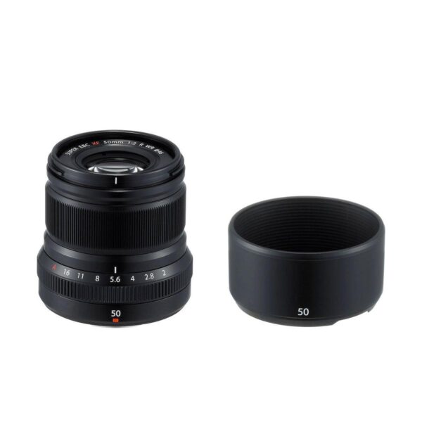 Fujifilm Fujinon XF 50mm f/2 R WR -objektiivi, musta näkyy yhdessä sopivan hupun kanssa, molemmissa lukee "50" valkoisella tekstillä valkoista taustaa vasten. Mustassa objektiivissa näkyvät manuaalitarkennuksen ja aukon renkaat.