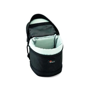 Lowepro Lens Case 8 x 12cm on musta pehmustettu kameran objektiivikotelo, jossa on avoin vetoketjukansi, vaaleanharmaa sisävuori, verkkotasku kannen sisäpuolella ja Lowepro-logo edessä.