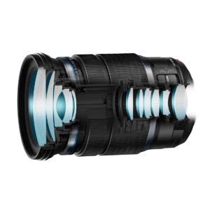 olympus_mzuiko_digital_ed_12-100mm_f4_is_pro_01 OM System M.Zuiko Digital ED 12-100mm f/4 IS PRO -objektiivin poikkileikkauskuva näyttää sen sisäiset sinisävyiset lasielementit ja optisen rakenteen mustan sylinterimäisen linssirungon sisällä.
