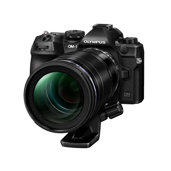 Musta OM System M.Zuiko Digital ED 40-150mm f/2.8 PRO -objektiivi kameran ja jalustakiinnikkeen kanssa valkoisella taustalla; sisältää 200€ Cashback-tarjouksen.
