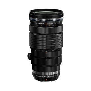 Musta OM System M.Zuiko Digital ED 40-150mm f/2.8 PRO -objektiivi (200€ käteispalautus) seisoo pystyasennossa valkoisella taustalla, ja siinä näkyvät zoomaus- ja tarkennusrenkaat, objektiivin merkinnät, jalustakiinnitys ja tuotemerkki.