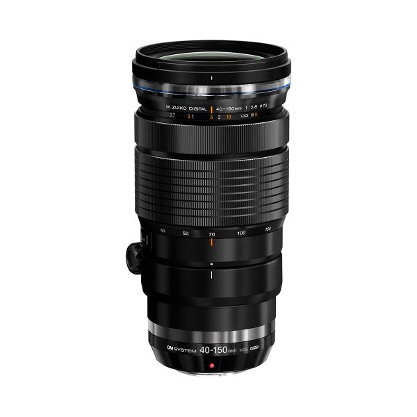 Musta OM System M.Zuiko Digital ED 40-150mm f/2.8 PRO -objektiivi (200€ käteispalautus) seisoo pystyasennossa valkoisella taustalla, ja siinä näkyvät zoomaus- ja tarkennusrenkaat, objektiivin merkinnät, jalustakiinnitys ja tuotemerkki.