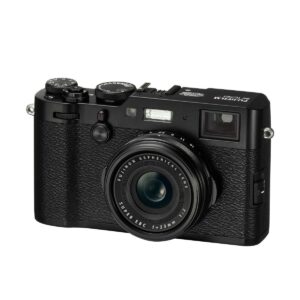 Fujifilm X100F - Musta on musta digitaalikamera, jossa on manuaaliset säätimet, 23 mm:n objektiivi ja kuvioitu kahva, kuvassa hieman oikealle kallistettuna valkoisella taustalla.