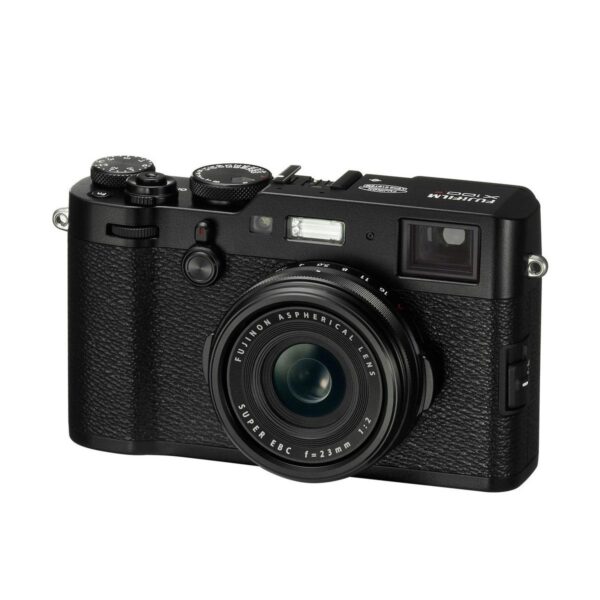 Fujifilm X100F - Musta on musta digitaalikamera, jossa on manuaaliset säätimet, 23 mm:n objektiivi ja kuvioitu kahva, kuvassa hieman oikealle kallistettuna valkoisella taustalla.