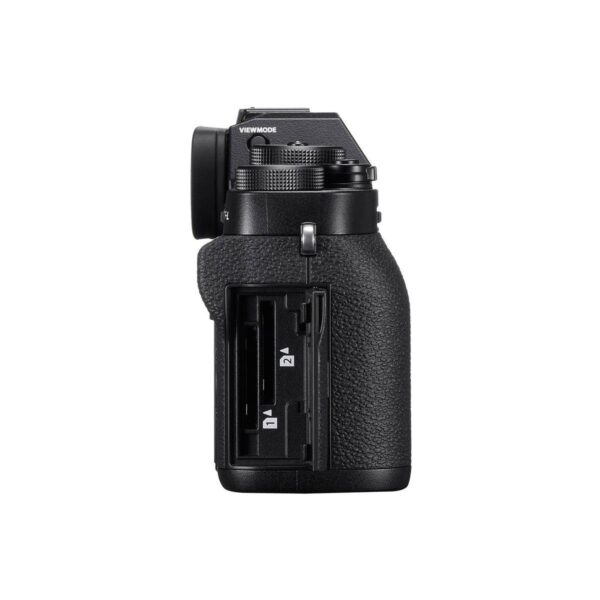 Mustan Fujifilm X-T2 -digitaalikameran sivusta kuvattu muistikorttipaikan luukku on auki, jolloin sen sisältä paljastuu kaksi SD-korttipaikkaa. Kamerassa on kuvioitu kahva ja ylhäällä näkyvä etsin.