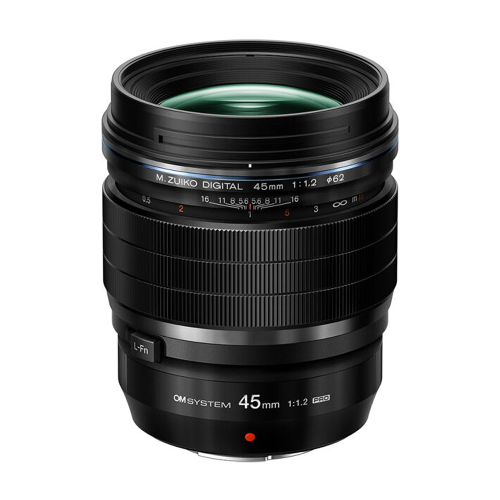 Musta OM System M.Zuiko Digital ED 45mm f/1.2 PRO -objektiivi on kuvassa pystyssä, ja siinä on yksityiskohtaiset tarkennusrenkaat ja aukkorenkaat sekä polttoväli- ja aukkoasetuksia osoittavat merkinnät.
