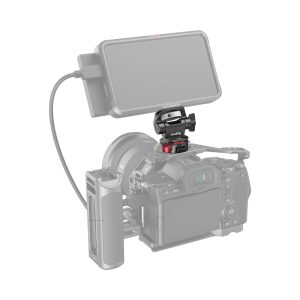 SmallRig 2906 Swivel and Tilt Adjustable Monitor Mount NATO-Mount -kiinnikkeellä varustetussa kameratelineessä on ulkoinen monitori, joka on kytketty päälle kaapelilla. Rig sisältää kameran, kahvan ja punamustan monitorikiinnikkeen; kamera on puoliksi läpinäkyvä.
