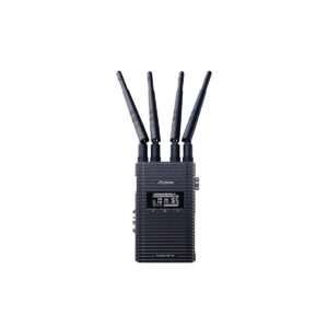 Accsoon CineEye 2S PRO 2.4 & 5GHz WiFi-lähetin SDI / HDMI, musta, neljällä antennilla ja digitaalisella näytöllä, on kuvassa pystyssä valkoista taustaa vasten.
