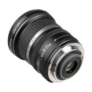 A Canon EF-S 10-22mm f/3.5-4.5 USM -objektiivi, musta runko ja toivinen kiinnitysrengas, polttovälimerkinnät ja Ultrasonic-logo näkyvissä, asetettu vinosti valkoisella taustalla.