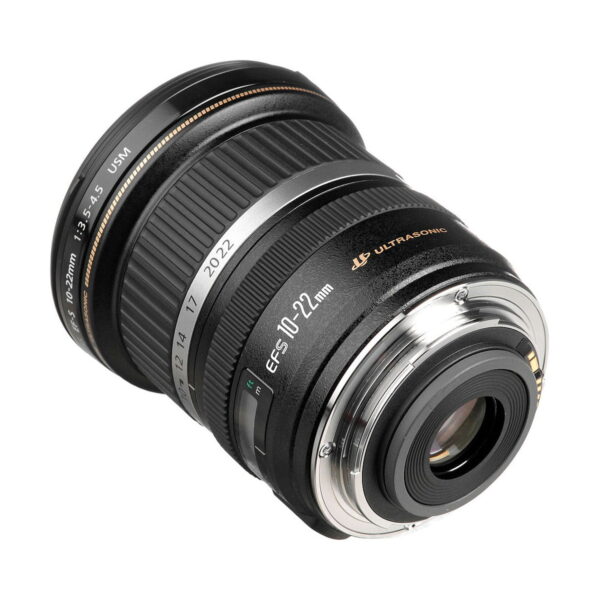 A Canon EF-S 10-22mm f/3.5-4.5 USM -objektiivi, musta runko ja toivinen kiinnitysrengas, polttovälimerkinnät ja Ultrasonic-logo näkyvissä, asetettu vinosti valkoisella taustalla.