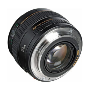 Lähikuva Canon EF 50mm f/1.4 USM -objektiivista korostaa sen metallista objektiivikiinnitystä, tarkennusrengasta ja mustassa tynnyrissä olevaa kultaista Ultrasonic-merkkiä.
