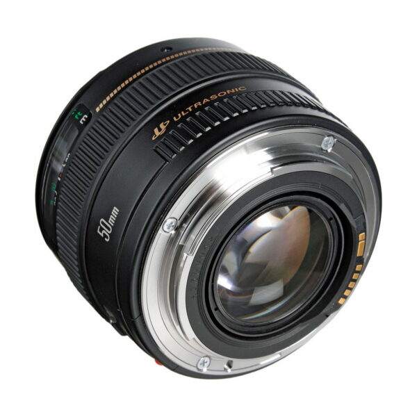 Lähikuva Canon EF 50mm f/1.4 USM -objektiivista korostaa sen metallista objektiivikiinnitystä, tarkennusrengasta ja mustassa tynnyrissä olevaa kultaista Ultrasonic-merkkiä.