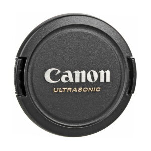 Musta Canon EF 50mm f/1.4 USM -objektiivin suojus, jossa on hopeinen Canon-logo ja Ultrasonic-teksti ylhäältä katsottuna valkoisella pohjalla.