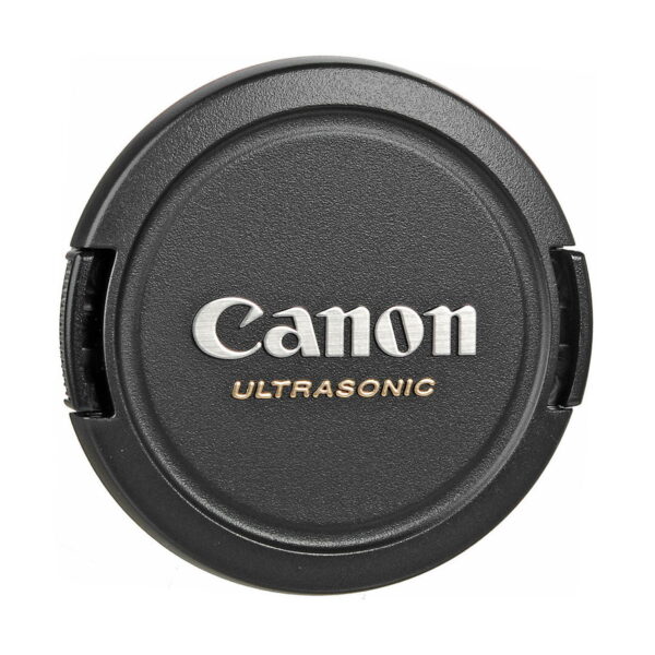 Musta Canon EF 50mm f/1.4 USM -objektiivin suojus, jossa on hopeinen Canon-logo ja Ultrasonic-teksti ylhäältä katsottuna valkoisella pohjalla.
