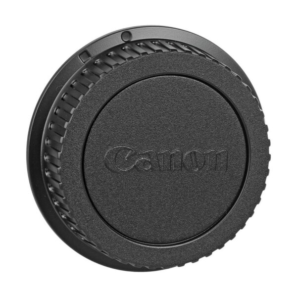 Lähikuva Canon EF 50mm f/1.4 USM -objektiivin runkosuojuksesta, jossa on harjanteet ja Canon-logo keskellä, kuvattuna valkoista taustaa vasten.