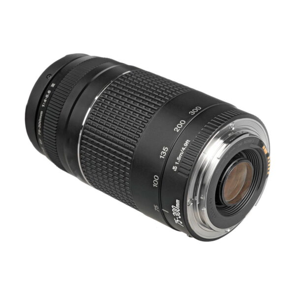 Canon EF 75-300mm f/4-5.6 III on musta kameran zoom-objektiivi, jossa on polttovälimerkinnät 75mm-300mm, hopeinen objektiivikiinnike ja kuvioitu kahva valkoista taustaa vasten.