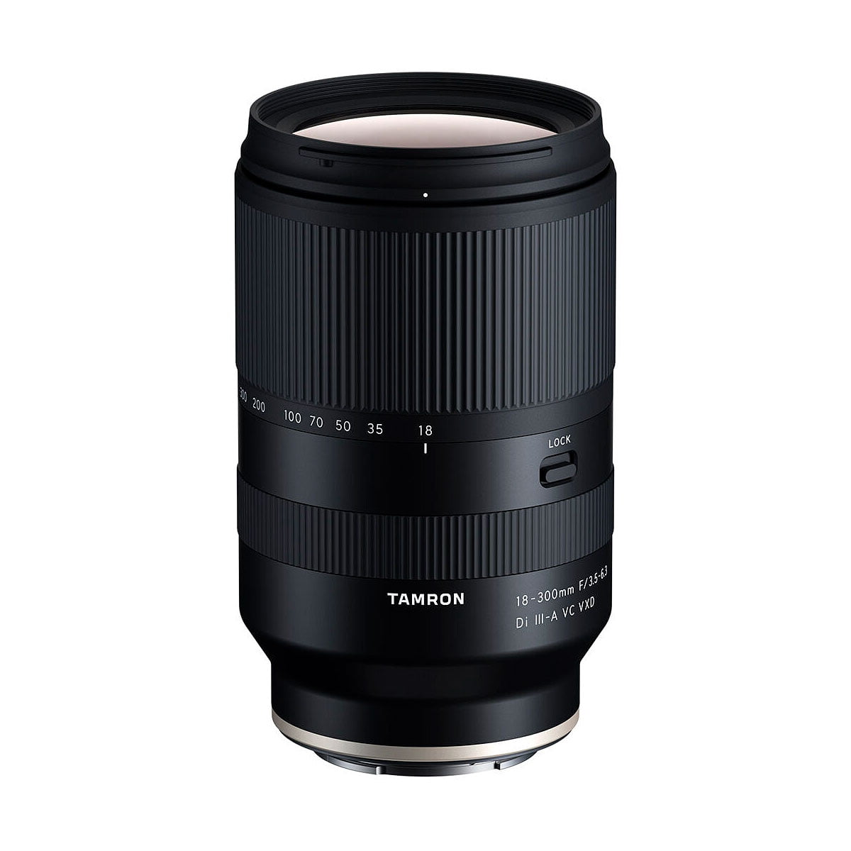 Tamron 18-300mm f/3.5-6.3 Di III-A VC VXD -objektiivi (Sony E) mustana, jossa on erilliset tarkennusrenkaat ja zoomausrenkaat, merkinnät ja lukituskytkin, on kuvattu pystyasennossa valkoista taustaa vasten.
