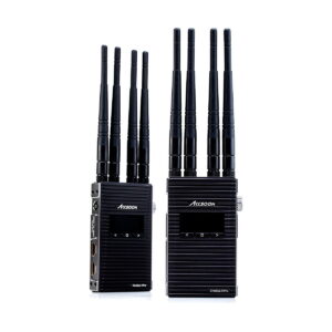 Kaksi Accsoon CineEye 2 PRO -langatonta HDMI-lähetintä, joissa kummassakin on neljä antennia ja pienikokoinen näyttö, näytetään pystyssä valkoista taustaa vasten.