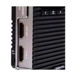 Lähikuva Accsoon CineEye 2 PRO 2.4 & 5GHz WiFi Transmitter HDMI -lähettimestä, jossa näkyy kaksi HDMI-porttia, joissa on merkinnät OUT ja IN, musta uurrettu pinta ja painikkeet porttien yläpuolella.