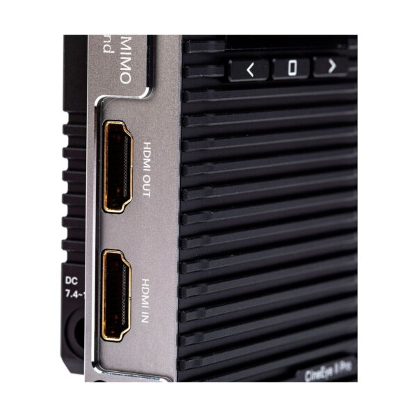 Lähikuva Accsoon CineEye 2 PRO 2.4 & 5GHz WiFi Transmitter HDMI -lähettimestä, jossa näkyy kaksi HDMI-porttia, joissa on merkinnät OUT ja IN, musta uurrettu pinta ja painikkeet porttien yläpuolella.