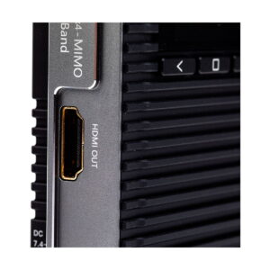 Lähikuva Accsoon CineEye 2 PRO 2.4 & 5GHz WiFi Transmitter HDMI:stä näyttää HDMI OUT -portin, osan sen harjattua mustaa pintaa, merkittyjä painikkeita (nuoli ja valintamerkki) ja osittain näkyvissä olevan tekstin "MIMO Band".