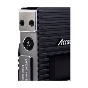 Lähikuva mustasta Accsoon CineEye 2 PRO 2.4 & 5GHz WiFi Transmitter HDMI -lähettimestä, jossa näkyy sen uurrettu rakenne, virtapainike, kaksi ruuvia ja metallinen puoli, jossa lukee OFDM 4x4 MIMO Dual-Band.