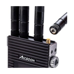 Lähikuvassa mustasta Accsoon CineEye 2 PRO 2.4 & 5GHz WiFi Transmitter HDMI -lähettimestä näkyy kolme antennia kiinnitettynä, neljäs on kytkemässä, ja liittimen yksityiskohdat ja kuvioitu pinta korostuvat.