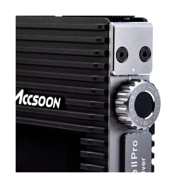 Lähikuva Accsoon CineEye 2 PRO 2.4 & 5GHz WiFi Transmitter HDMI:stä mustana ja hopeisena, jossa näkyy harjakuvioitu nuppi, jossa on numeroidut asetukset, kaksi pientä porttia yläpuolella ja osa Accsoonin logosta vasemmalla puolella.