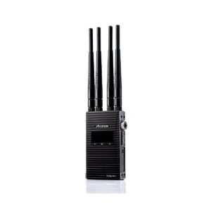 Accsoon CineEye 2 PRO, musta langaton HDMI-lähetin, jossa on kolme korkeaa antennia ja pieni etunäyttö, seisoo pystyssä valkoista taustaa vasten.