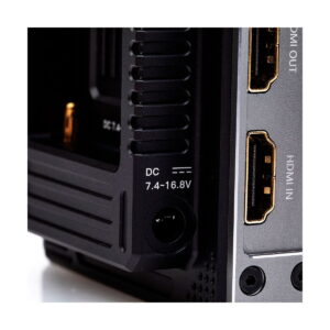 Lähikuva Accsoon CineEye 2 PRO 2.4 & 5GHz WiFi Transmitter HDMI -lähettimestä, jossa näkyy DC-virtasyöttö, jossa on merkintä 7,4-16,8V, ja kaksi HDMI-porttia, joissa on merkinnät HDMI OUT ja HDMI IN sen metallisessa paneelissa.