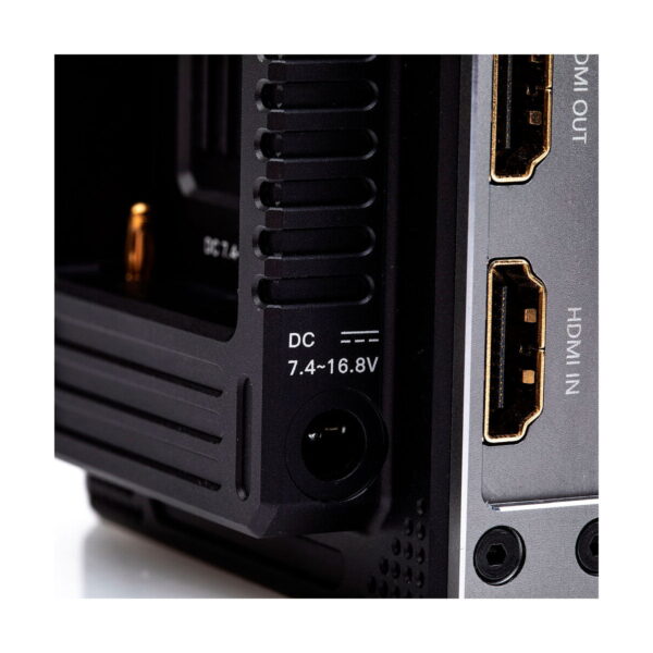 Lähikuva Accsoon CineEye 2 PRO 2.4 & 5GHz WiFi Transmitter HDMI -lähettimestä, jossa näkyy DC-virtasyöttö, jossa on merkintä 7,4-16,8V, ja kaksi HDMI-porttia, joissa on merkinnät HDMI OUT ja HDMI IN sen metallisessa paneelissa.