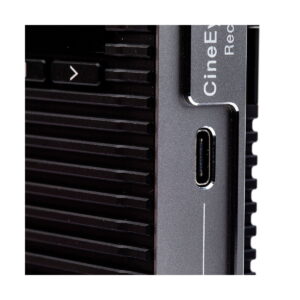 Lähikuva Accsoon CineEye 2 PRO 2.4 & 5GHz WiFi Transmitter HDMI:stä, jossa näkyy sen kuvioitu musta pinta, ohjauspainikkeet ja USB-C-portti, jossa on merkintä "Cine", mikä korostaa sen tyylikästä elektronista muotoilua videolaitteille.