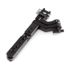 DJI R Twist Grip Dual Handle for RS 2 & RSC 2 on musta metallinen kameran kiinnitysvarsi, jossa on useita ruuvinreikiä, säätöpisteitä ja DJI-logo yläreunan lähellä, ja joka on suunniteltu lisävarusteiden kiinnittämiseen kamerariggaaleihin tai gimbaaleihin.