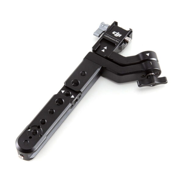 DJI R Twist Grip Dual Handle for RS 2 & RSC 2 on musta metallinen kameran kiinnitysvarsi, jossa on useita ruuvinreikiä, säätöpisteitä ja DJI-logo yläreunan lähellä, ja joka on suunniteltu lisävarusteiden kiinnittämiseen kamerariggaaleihin tai gimbaaleihin.